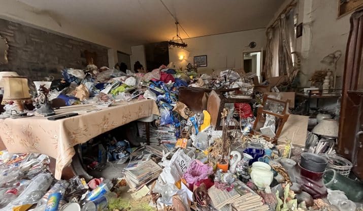 Syndrome de Diogène 🧹 Intervention Syndrome de Diogène -Étape 1 – Évacuation et tri ✔️ Débarras complet du logement : Ordures ménagères, déchets et détritus Mobilier et électroménager hors d'usage Objets encombrants et débris divers Acheminement vers déchèteries agréées -Étape 2 – Désinfection et assainissement ✔️ Utilisation de produits professionnels pour garantir un logement sain : Ammoniums quaternaires → élimination des bactéries et champignons Produits chlorés (eau de javel, dérivés chlorés) → désinfection et blanchiment des surfaces Peroxyde d'hydrogène (H₂O₂) → action oxydante et décontaminant -Étape 3 – Travaux de rénovation 🛠️ ✔️ Remise en état complète après sinistre ou syndrome de Diogène : Peinture 🎨 Maçonnerie et réparations Aménagement intérieur (sols, murs, plafonds, menuiseries, etc.) Suivi global de chantier (maîtrise d'œuvre)